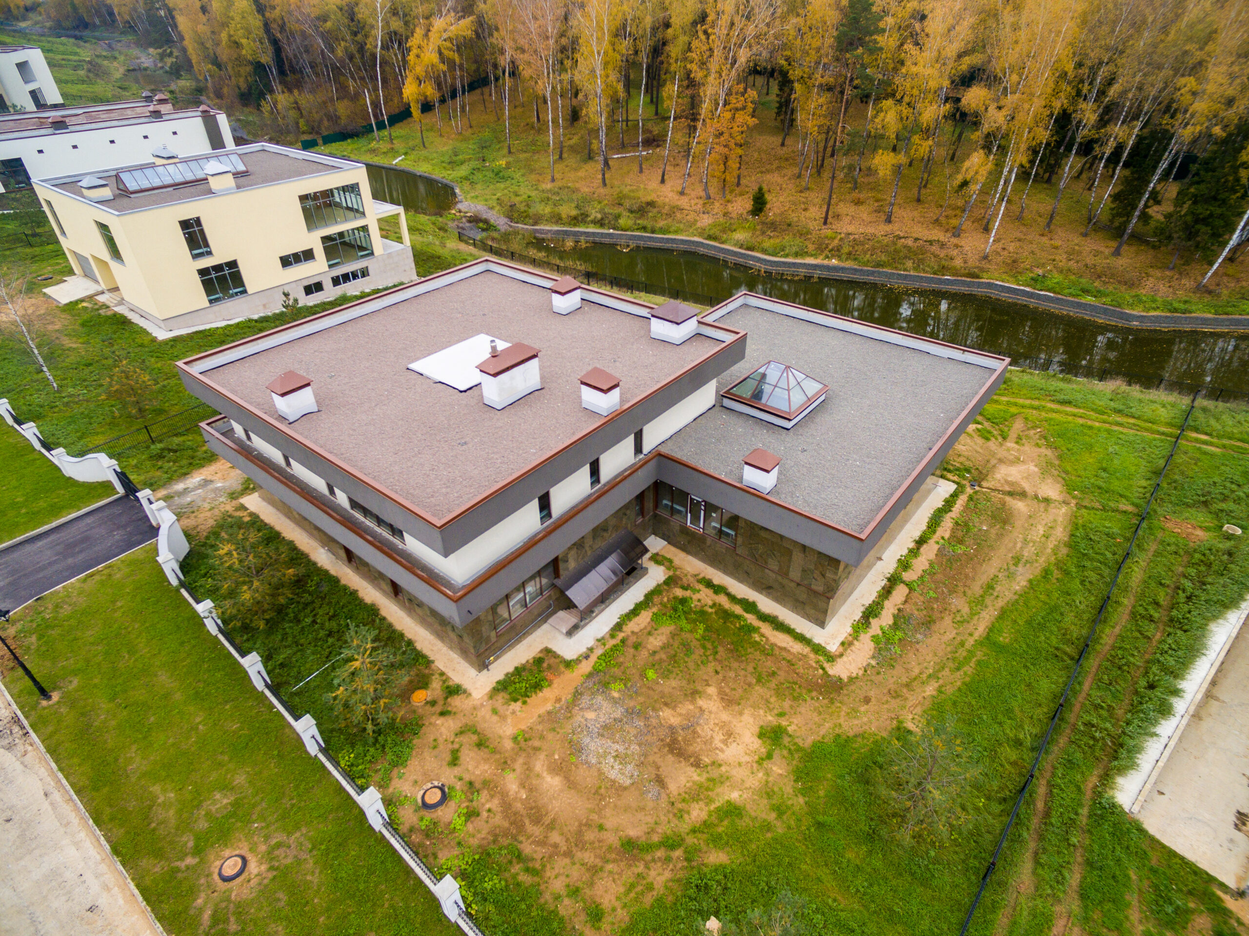 modern country houses construction scaled